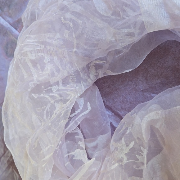 SILK Hawaii Embossed SCARF White/Lavender includes Clasp 26" x 26" Vintage - Picture 3 of 7